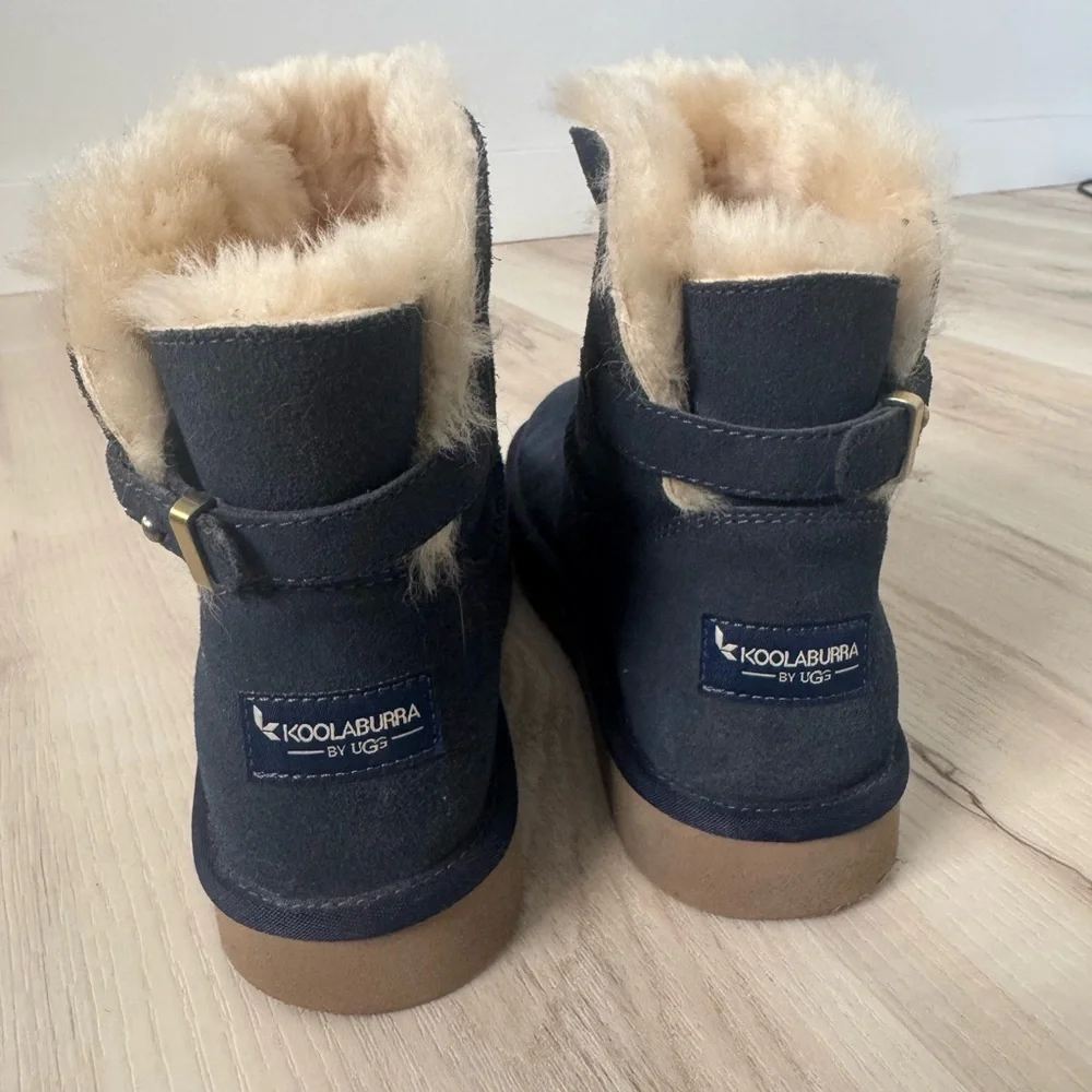 Koolaburra Navy Blue Shearling-Lined Ankle Boots with Tan Fur